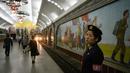Seorang petugas berdiri di atas platform stasiun kereta bawah tanah atau metro Pyongyang di Korea Utara, 6 September 2018. Stasiun kereta bawah tanah di Pyongyang, menjadi andalan moda transportasi umum warga Korea Utara. (AFP / Ed JONES)