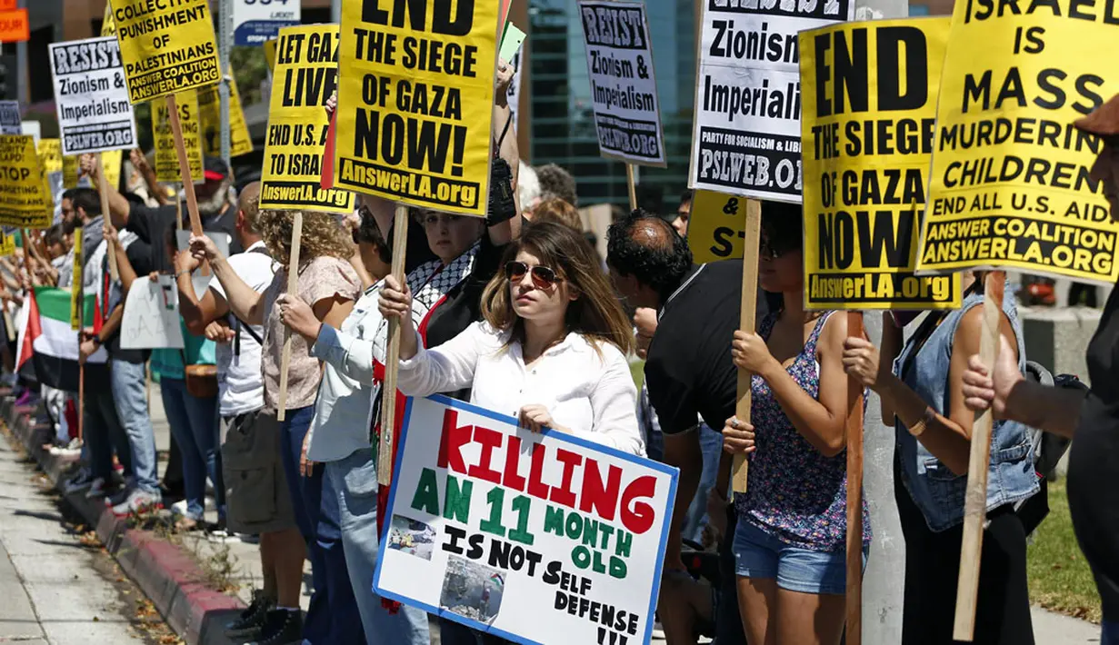 Ratusan massa pendukung Palestina berunjuk rasa di Los Angeles, Kalifornia, (20/7/2014), menentang kekerasan militer Israel di jalur Gaza. (REUTERS/Jonathan Alcorn)