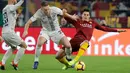 Gelandang AS Roma, Patrik Shick berusaha merebut bola yang dibawa pemain Inter Milan, Skriniar selama pertandingan lanjutan Liga Italia di stadion Olimpiade Roma (3/11). Roma bermain imbang 2-2 atas Inter. (AP Photo/Andrew Medichini)