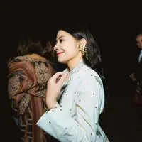 Prilly Latuconsina tampil menawan elegan memadukan kebaya dan kain batik di penampilannya menghadiri acara gala premiere ini. [Foto: Instagram/prillylatuconsina96]