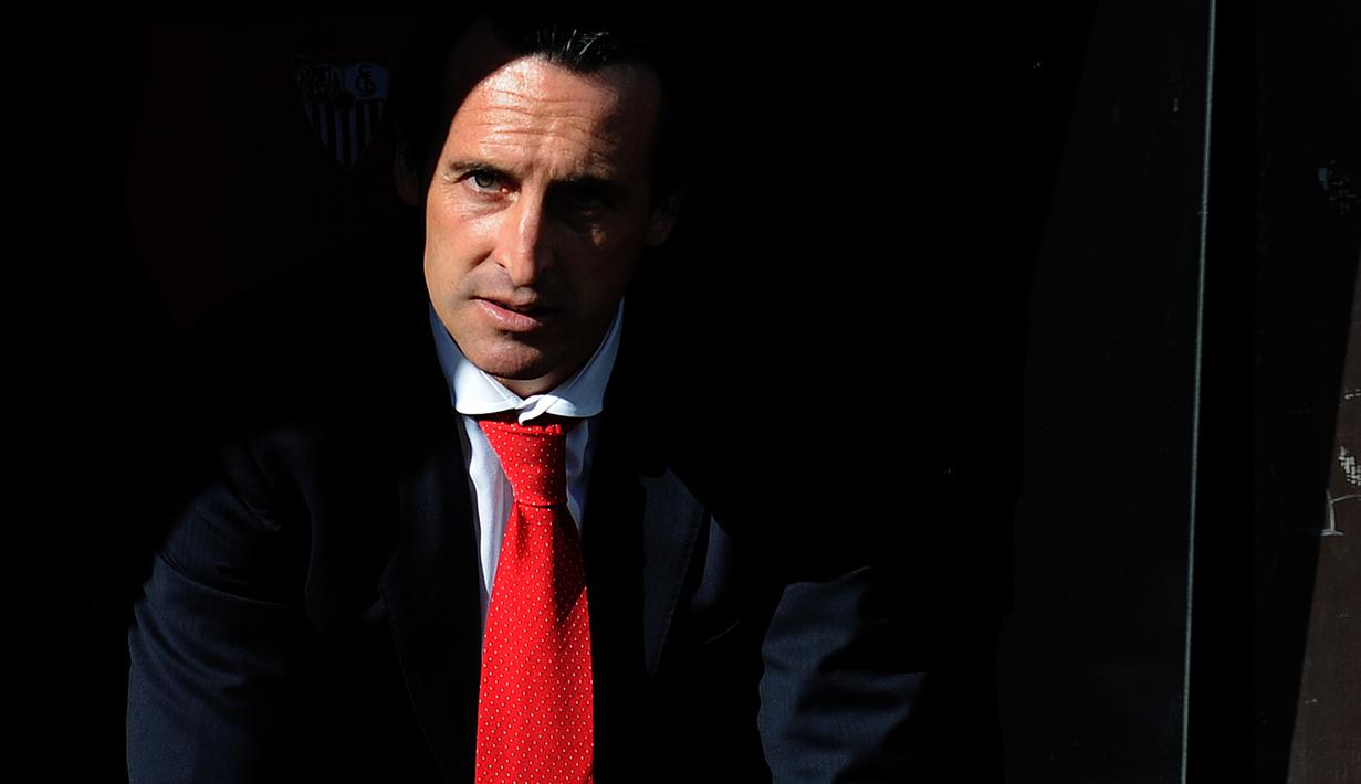 Unai Emery menjadi perbincangan hangat setelah postingan foto lewat situs pribadinya dengan ucapan “Proud to be part of the Arsenal Family”  pada Selasa (22/5/2018). (AFP/Cristina Quicler)