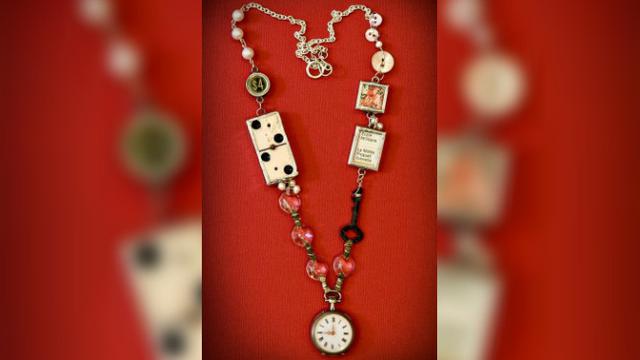 Dengan sentuhan kreativitas, barang yang sudah dianggap sebagai sampah pun bisa kembali dipakai menjadi perhiasan.