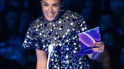 Gal Gadot saat membacakan pemenang penghargaan MTV Video Music Awards (VMA) 2017 di Inglewood, California, AS (27/8). Aktris 32 tahun ini tampil penuh percaya diri saat menjadi host di acara tersebut. (Photo by Chris Pizzello/Invision/AP)