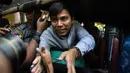 Wartawan Reuters Kyaw Soe Oo (tengah) berbicara kepada media setelah menjalani sidang di Yangon (10/1). Wa Lone dan Kyaw Soe Oo ditangkap pada 12 Desember 2017 lalu. (AFP Photo/Ye Aung Thu)