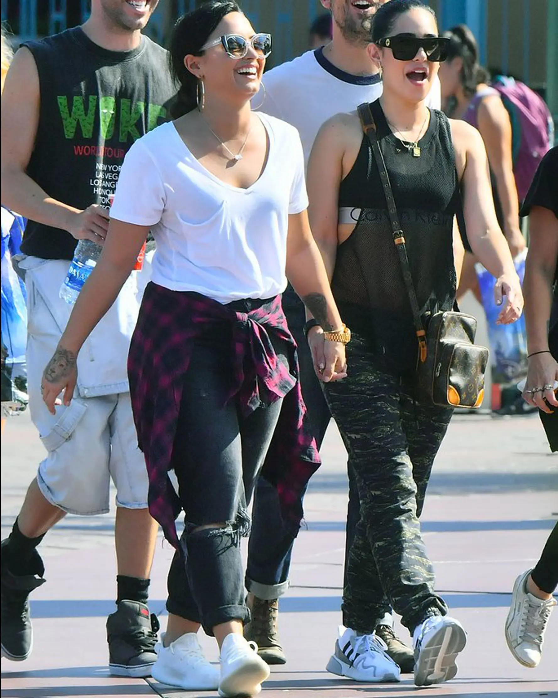 Demi Lovato dan Lauren Abedini bergandengan tangan di Disneyland di Anaheim, Los Angeles. (Popsugar.com)
