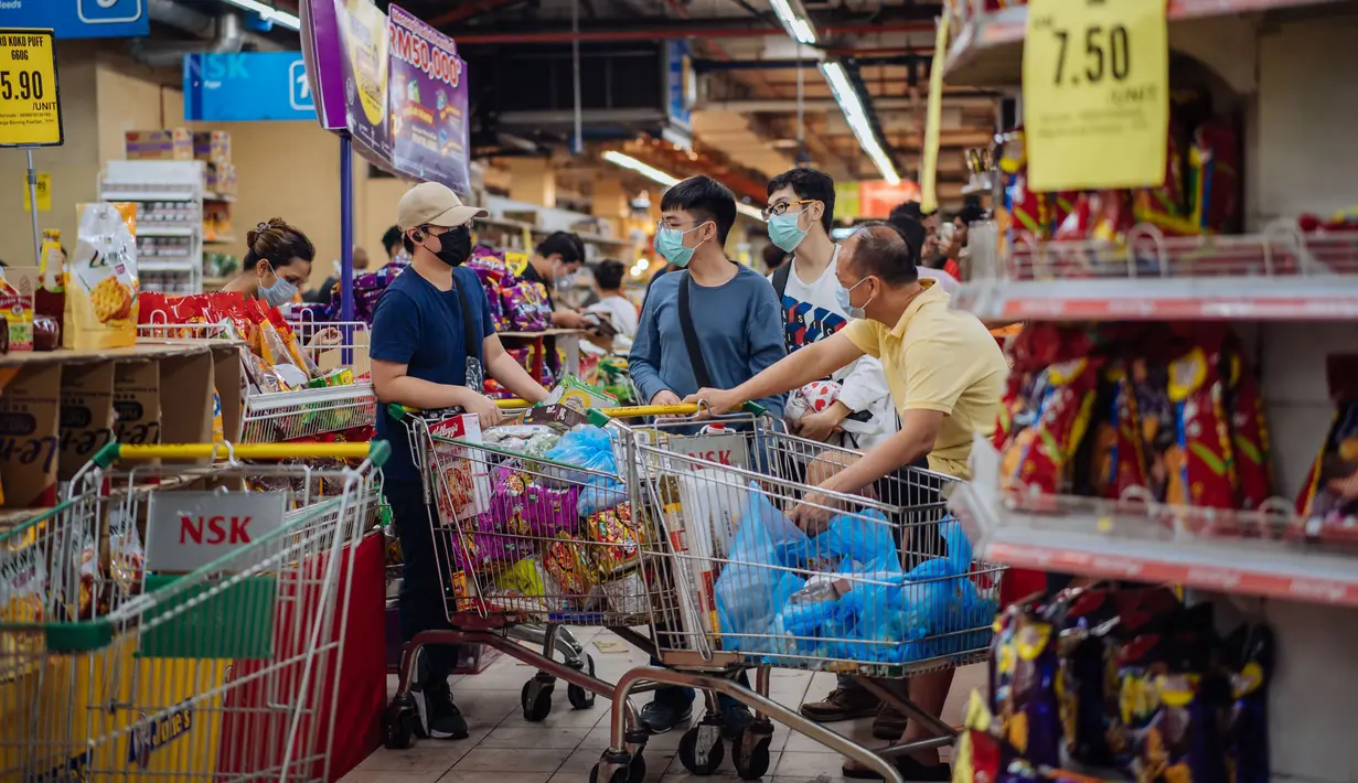 Warga berbelanja di sebuah supermarket di Kuala Lumpur, Malaysia, Selasa (17/3/2020). Malaysia memberlakukan kebijakan restriktif komprehensif termasuk menutup toko-toko dan sekolah-sekolah serta menerapkan larangan perjalanan dalam upaya membatasi penyebaran virus corona COVID-19. (Xinhua/Zhu Wei)
