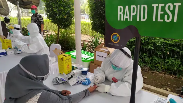 Rapid test terhadap penumpang KRL di Stasiun Bogor, Jumat 26 Juni 2020. (Liputan6.com/Achmad Sudarno).