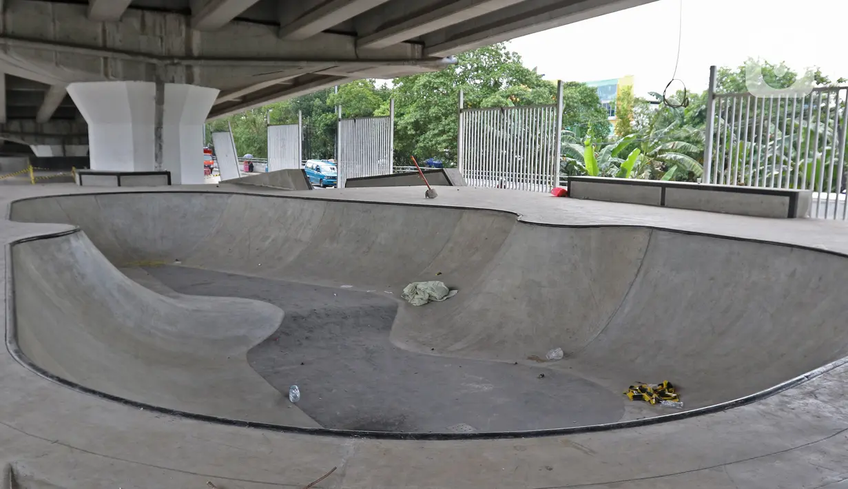 Suasana Skate Park kolong Flyover Pasar Rebo, Jakarta, Selasa (10/12/2019). Skatepark yang ditargetkan rampung pada akhir November 2019 tersebut hingga kini belum dapat digunakan kerena masih ada beberapa pembangunan yang belum rampung. (Liputan6.com/Herman Zakharia)