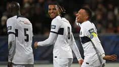 Penyerang Paris Saint-Germain (PSG) Kylian Mbappe (kanan) berselebrasi dengan rekan setimnya setelah mencetak gol ke gawang Revel pada babak 64 besar Piala Prancis di Stade Pierre-Fabre, Castres, Senin (8/1/2024) dini hari WIB. (Valentine CHAPUIS / AFP)