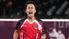 Pebulu tangkis tunggal putra Indonesia, Anthony Sinisuka Ginting lolos ke semifinal nomor tunggal putra bulu tangkis Olimpiade Tokyo 2020 usai menyingkirkan wakil Denmark, Anders Antonsen dengan rubber-game di Musashino Sport Plaza, Sabtu (31/7/2021) siang WIB. (Foto: AP/Markus Schreiber)