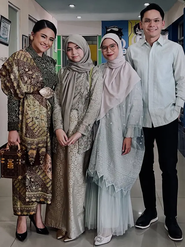 6 Potret Marshanda Dampingi Sienna Wisuda Kelulusan SD, Outfitnya Memukau