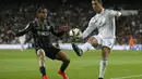 Cristiano Ronaldo coba mengelabui pemain Malaga Roberto Rosales dalam pertandingan yang berakhir dengan skor 3-1, Minggu (19/4/2015) dinihari WIB. (AP Photo/Andres Kudacki)