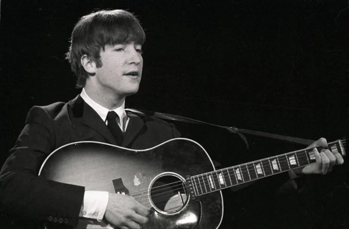 Gitar Gibson J-160E milik John Lennon.