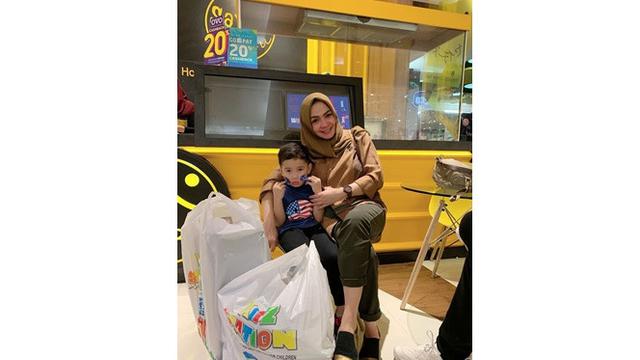 Jalani Debut Main FTV, Ini 6 Potret Kedekatan Rafathar dengan Rieta Amilia