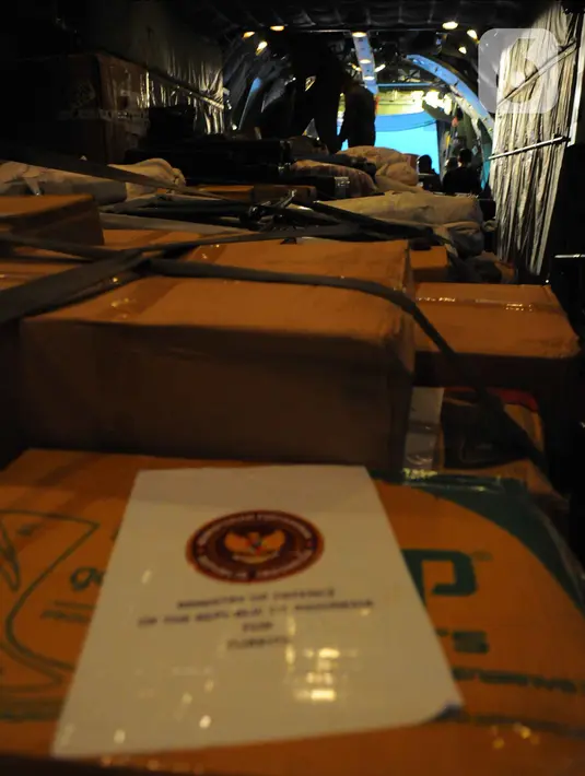 Petugas memasukkan logistik bantuan untuk korban gempa bumi Turki ke dalam pesawat Hercules C-130 TNI AU di Lanud Halim Perdanakusuma, Jakarta, Sabtu (11/2/2023). TNI Angkatan Udara menyiapkan dua pesawat yaitu jenis Boeng 737 dan pesawat Hercules C-130 yang akan mengangkut logistik dan petugas untuk membantu proses operasi SAR korban gempa di Turki. (merdeka.com/Imam Buhori)