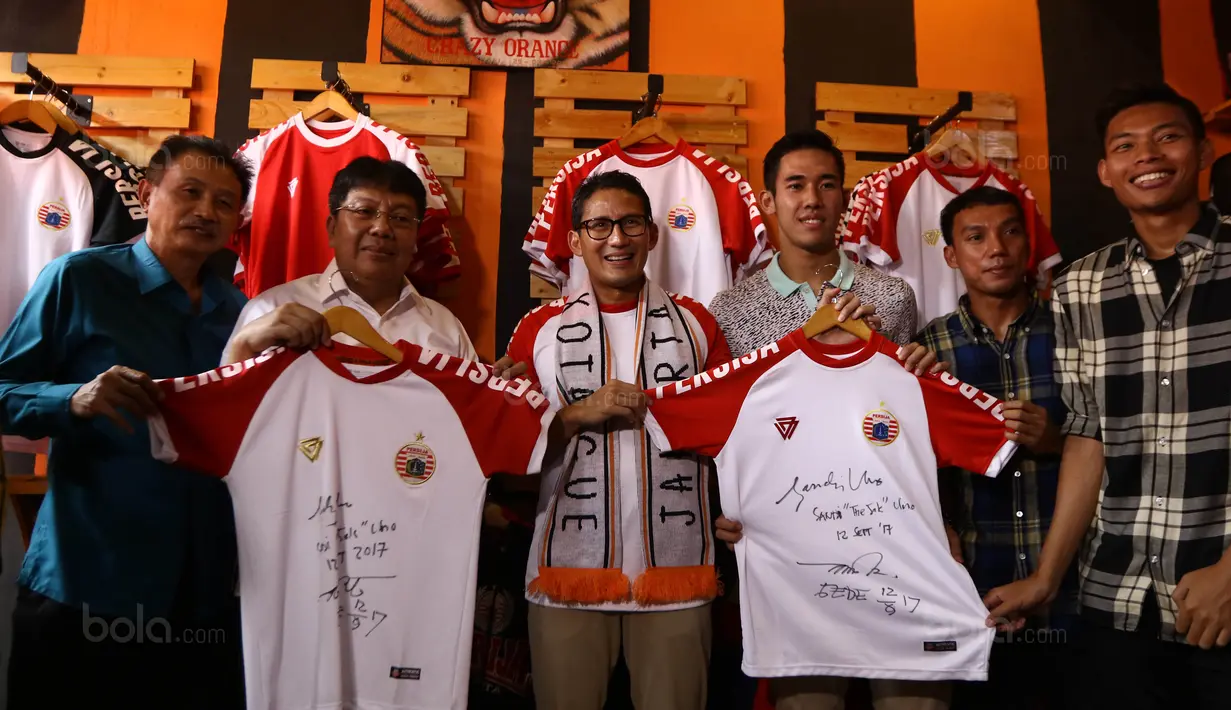 Presiden Persija Jakarta, Gede Widiade (2kiri) dan Wagub Terpilih, Sandiaga Uno  meresmikan The Jakmania Store di Percetakan Negara, Selasa (12/9/2017). Persija dan The Jakmania resmi meluncurkan 43 store di Jabodetabek. (Bola.com/Nicklas Hanoatubun)