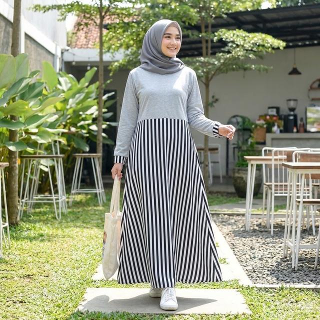 3. Gamis Kombinasi Garis dan Polos
