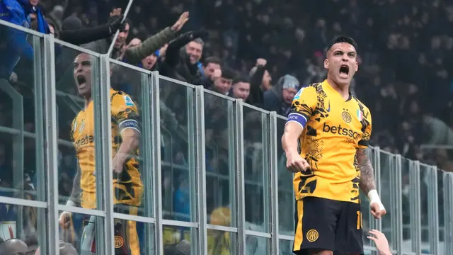 Foto: Selebrasi Panjat Pagar Ala Lautaro Martinez, Inter Milan Bertengger di Puncak Klasemen Liga Italia