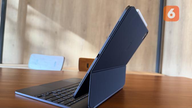 iPad Pro M5 dengan Magic Keyboard Pro. (Liputan6.com/ Yuslianson)