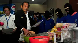 Badan Narkotika Nasional (BNN) berhasil mengungkap bisnis kue dan cokelat mengandung ganja yang dijual secara online, Jakarta, Senin (13/4/2015). BNN berhasil mengamankan lima orang tersangka di kawasan Blok M. (Liputan6.com/Yoppy Renato) 