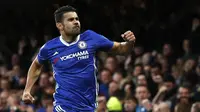 Striker Chelsea, Diego Costa, melakukan selebrasi usai mencetak gol ke gawang Middlesbrough di Stadion Stamford Bridge (08/05/2017). (AFP/Adrian Dennis)