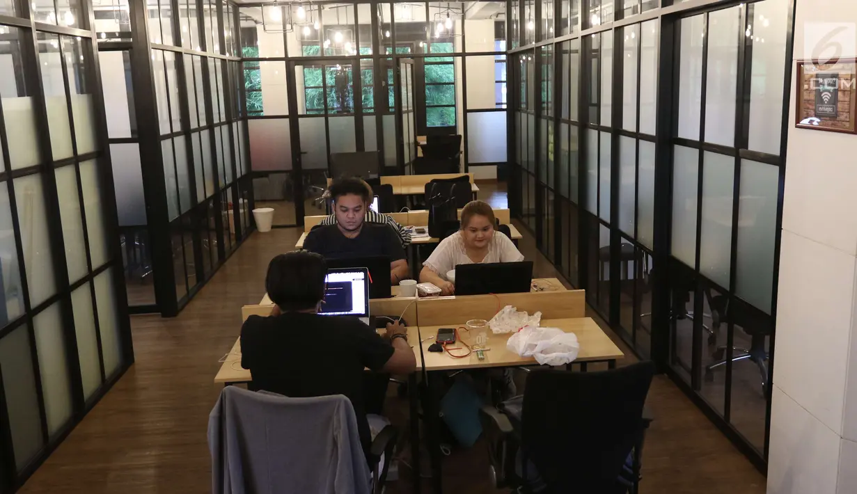 Suasana saat sejumlah orang menggunakan fasilitas Cocowork di Jakarta, Selasa (26/6). Cocowork mengusung nilai-nilai community, connection, entrepreneurship, growth, flexibility, dan space. (Liputan6.com/Angga Yuniar)
