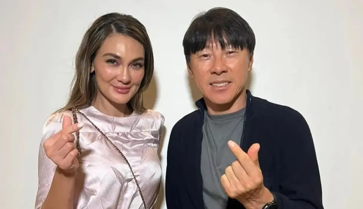 Shin Tae-yong kini cukup populer di masyarakat Indonesia. Ia dinilai berhasil bangkitkan sepak bola Indonesia setelah sebelumnya timnas cukup terpuruk. Semakin tenar membuat Shin Tae-yong dilirik berbagai brand. Termasuk brand kosmetik milik Luna Maya yang bekerja sama dengan Shin Tae-yong. (Liputan6.com/IG/shintaeyong7777)