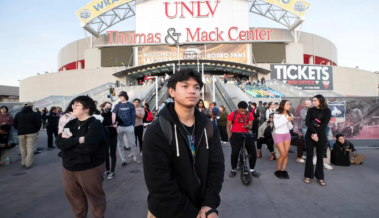 John Harris (21), salah seorang mahasiswa Universitas Nevada, mendengar apa yang kemudian dia sadari sebagai suara tembakan ketika dia keluar dari mobilnya di garasi parkir kompleks apartemen dalam kampus. Di dalam lift, Harris mengatakan dia mendapat pesan teks peringatan darurat dari universitas. (Steve Marcus/Las Vegas Sun via AP)