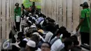 Ribuan jamaah berkumpul dengan rapi jelang waktu berbuka di Masjid Istiqlal, Jakarta (22/6/2015). Sekitar 3000 kotak makanan dan minuman dibagikan setiap harinya selama bulan Ramadan. (Liputan6.com/JohanTallo)