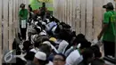 Ribuan jamaah berkumpul dengan rapi jelang waktu berbuka di Masjid Istiqlal, Jakarta (22/6/2015). Sekitar 3000 kotak makanan dan minuman dibagikan setiap harinya selama bulan Ramadan. (Liputan6.com/JohanTallo)