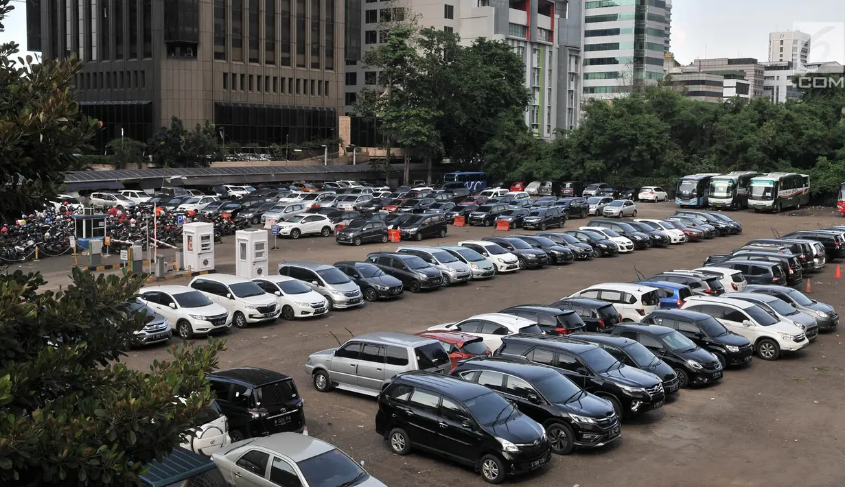 Deretan mobil terparkir di Park and Ride di kawasan MH Thamrin, Jakarta, Kamis (6/12). Rencana menaikkan tarif parkir ini untuk mendorong masyarakat menggunakan transportasi umum. (Merdeka.com/Iqbal Nugroho)