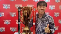 Pelatih Timnas Indonesia, Shin Tae-yong, berpose dengan trofi Piala AFF atau ASEAN Championship di&nbsp;FX Sudirman, Jakarta Pusat, Sabtu (2/11/2024). (Bola.com/Muhammad Adi Yaksa)