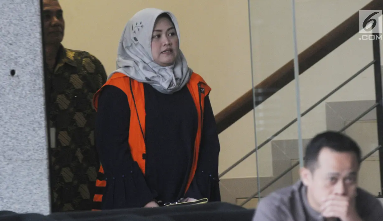 Bupati nonaktif Bekasi Neneng Hasanah Yasin usai menjalani pemeriksaan lanjutan di Gedung KPK, Jakarta, Jumat (8/2). Pemeriksaan lanjutan ini dilakukan untuk mendalami kasus dugaan suap izin proyek pembangunan Meikarta. (Merdeka.com/Dwi Narwoko)