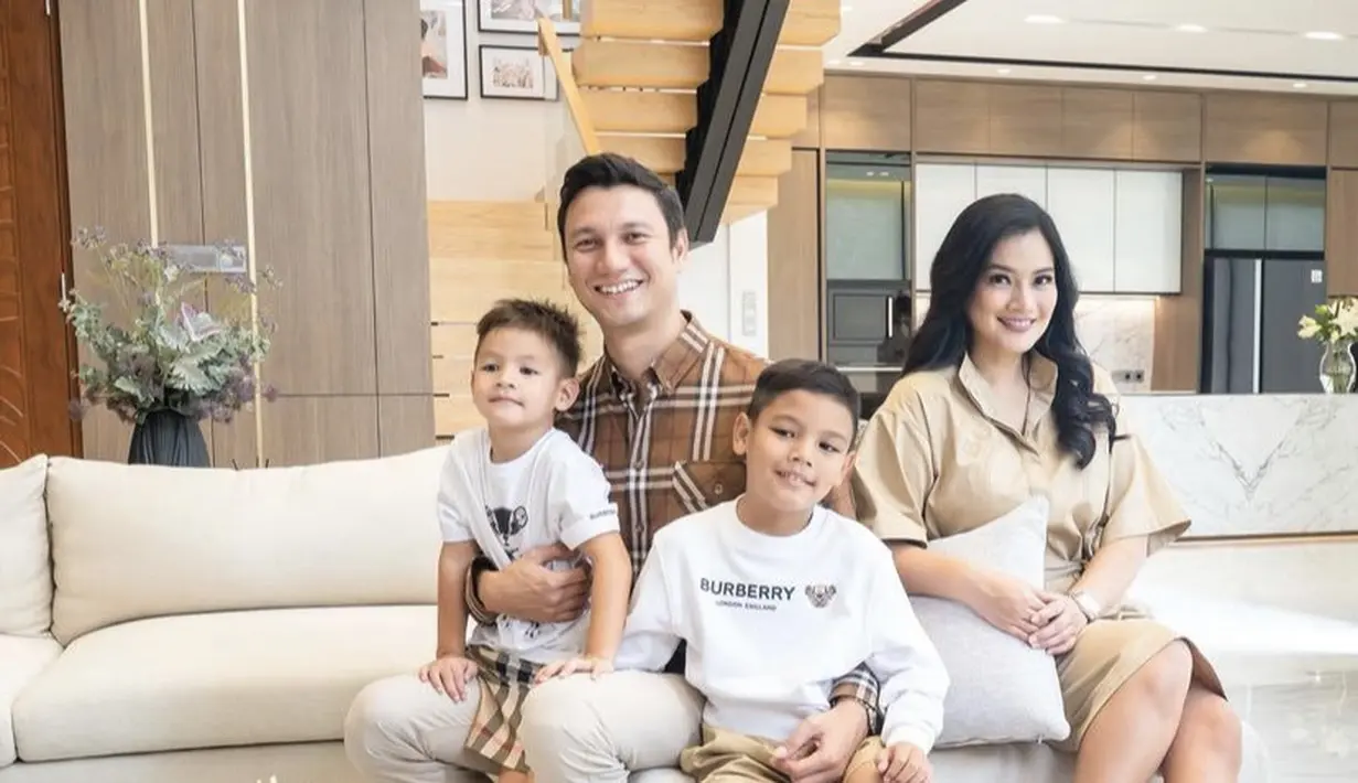 Setelah 12 tahun menikah, Titi Kamal dan Christian Sugiono menempati rumah baru yang megah di kawasan Jagakarsa, Jakarta Selatan. Keduanya, membuka pintu rumahnya untuk teman-teman yang bersilaturahmi. Seperti apa penampilan para tamu yang didominasi publik figure? Berikut ulasannya