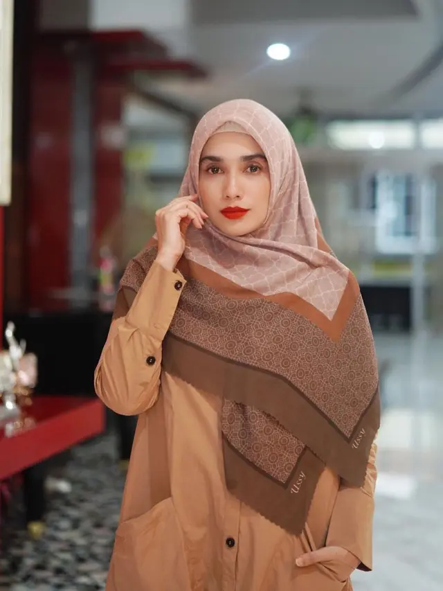 Potret Ussy Sulistiawaty Dalam Balutan Hijab (sumber: instagram/ussypratama)