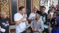 Menteri ATR/BPN Agus Harimurti Yudhoyono (AHY) saat meneyerahkan sertifikat tanah kepada warga penyintas bencana di Kabupaten Cianjur (Liputan6.com/Fira Syahrin).