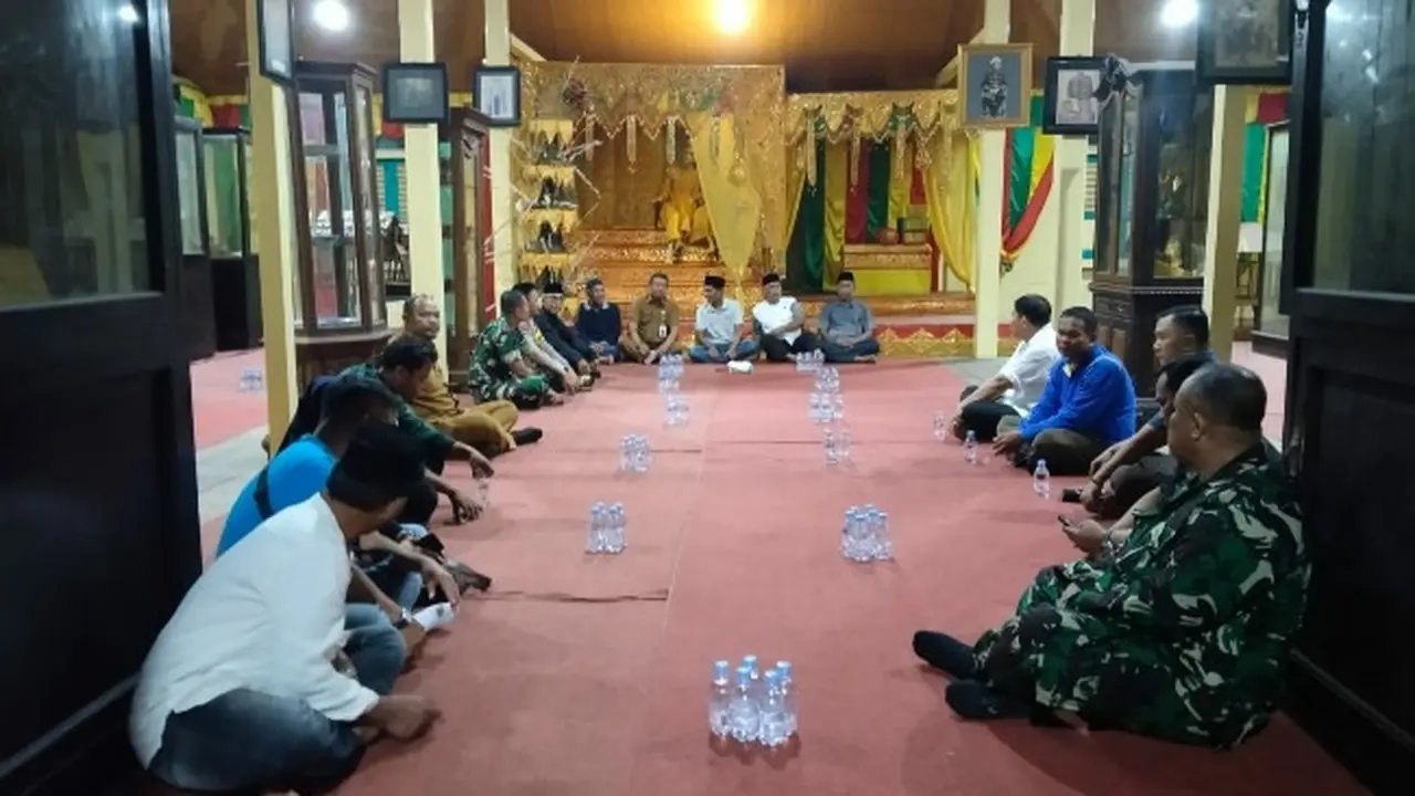 Pertemuan perwakilan masing-masing desa yang bertikai saat pacu sampan di Kabupaten Indragiri Hulu.