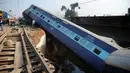 Gerbong kereta api yang keluar dari jalurnya di Kanpur, India utara, Rabu (28/12). Peristiwa tersebut mengakibatkan 2 orang tewas dan 43 lainnya luka-luka. (AFP PHOTO / SANJAY Kanojia)