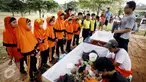Sejumlah siswa sekolah sedang melihat proses daur ulang pada acara Hello Nature 2016  di Bumi Perkemahan Ragunan Minggu (27/11). Tetra Pak mengedukasi masyarakat menanamkan kebiasaan daur ulang dan mencintai alam. (Liputan6.com) 