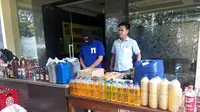 Polres Bantul, DIY, menyita barang bukti berupa minuman keras oplosan yang mengakibatkan lima korban jiwa. (Liputan6.com/Yanuar H)