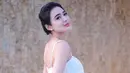 <p>Kecantikan pedandgut asal Bogor Wika Salim memang tak ada habisnya mencuri perhatian netizen. penampilan terbaru Wika Salim mengenakan dress putih di pantai selalu membuat mata yang melihat terpesona. (Instagram/wikasalim)</p>