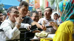 Pengunjung mencicipi durian saat acara Durian Fair 2016 di Blok M Square, Jakarta, Sabtu (27/2). Acara yang dibuka oleh Wakil Wali Kota Jakarta Selatan Irmansyah itu akan berlangsung hingga 6 Maret 2016. (Liputan6.com/Yoppy Renato)