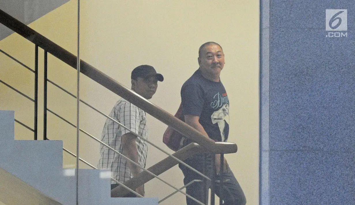 Wilhelmus Iwan Ulumbu menaiki tangga untuk menjalani pemeriksaan di KPK, Jakarta, Senin (12/2). KPK mengamankan total lima orang yang terjaring dalam OTT dan dua diantaranya yaitu Bupati Ngada Marianus Sae dan Wilhelmus. (Liputan6.com/Herman Zakharia)