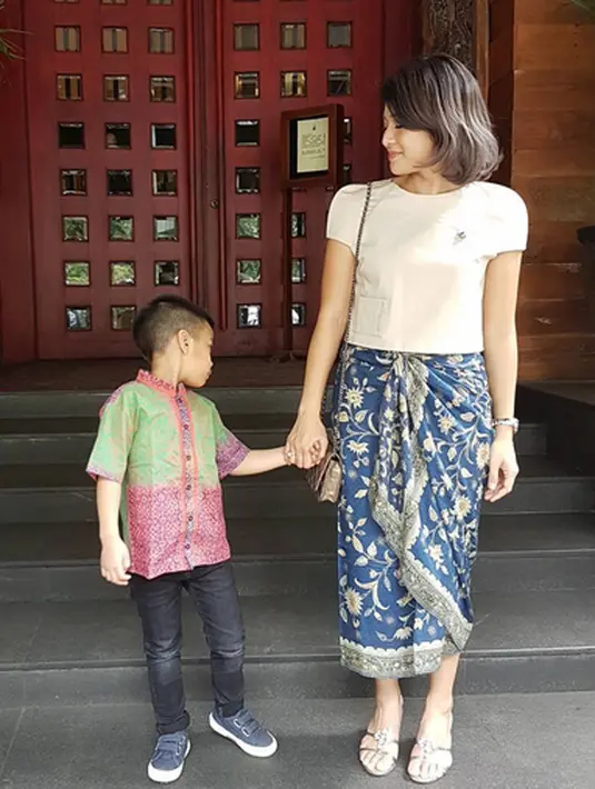 “Channeling #NikeArdilla back to Deddy Dores era... 😜😜 #90s,” tulis Dian Sastrowardoyo di unggahan foto di akun Instagramnya beberapa waktu lalu. (Instagram/therealdisastr)