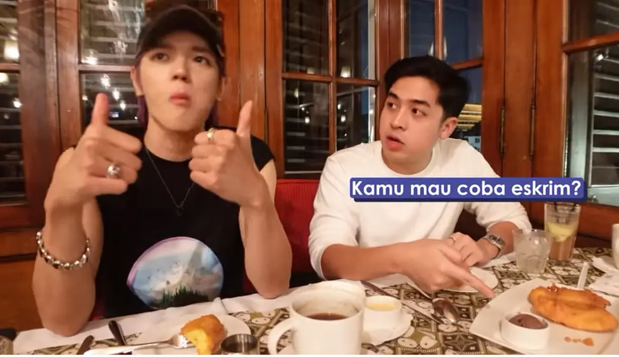 Menunjukkan dua jempol sebagai tanda bahwa pisang yang dimakan sangat enak. Taeyong juga tampak menikmati coctail rasa pandan hingga kopi luwak. [Youtube/Nihongo Mantappu]