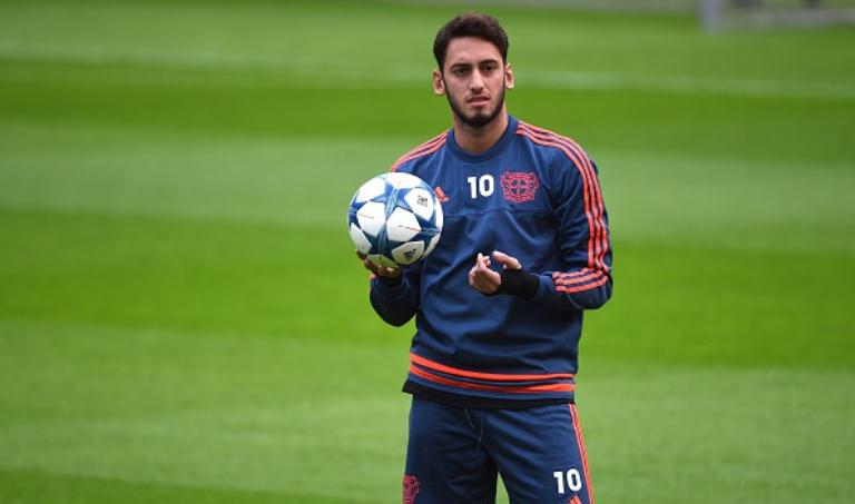 Hakan Calhanoglu sempat mengatakan ingin gabung dengan Chelsea. (AFP/Patrik Stollarz)