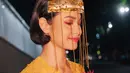 Side profile Andien Aisyah. Dia mengenakan busana dominasi warna kuning dan merah muda. (Foto: Instgaram/ andienaisyah)