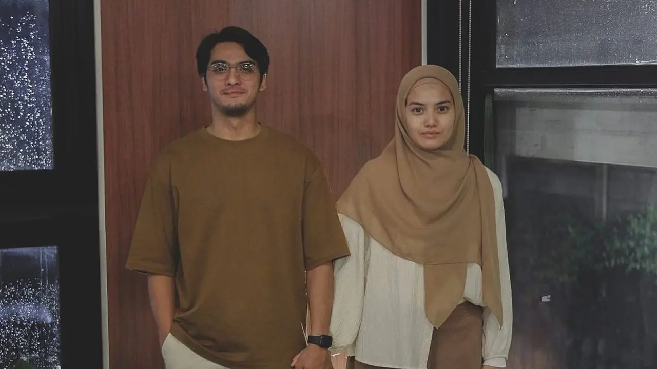 7 Potret Ricky Harun dan Herfiza Tampil dengan Baju Couple, Serasi Banget