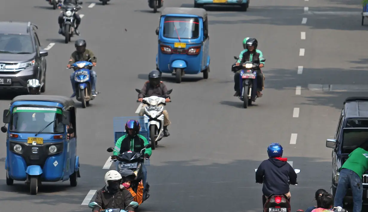 Pemandangan saat pengendara motor melawan arah melintasi kawasan Matraman, Jakarta, Rabu (2/5). Perilaku tersebut membahayakan pengendara lain dan juga diri sendiri. (Liputan6.com/Herman Zakharia)