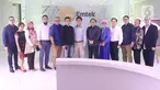 Komisioner KPI berfoto bersama dengan jajaran direksi SCTV dan Indosiar usai melakukan pertemuan di SCTV Tower, Jakarta, Rabu (26/2/2020). Dalam pertemuan  silahturahmi tersebut KPI menilai baik tayangan-tayangan pada SCTV dan Indosiar. (Liputan6.com/Angga Yuniar)
